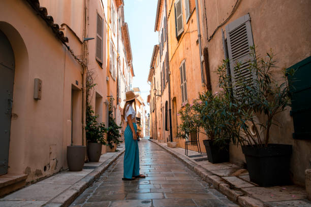 teenage girl reisende in der stadtstraße - journey elegance people traveling architecture stock-fotos und bilder