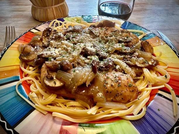 kolacja z kurczakiem marsala - italian cuisine linguini chicken pasta zdjęcia i obrazy z banku zdjęć