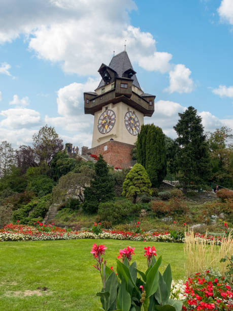 культовая историческая башня с часами в центре города грац - graz clock tower clock austria стоковые фото и изображения