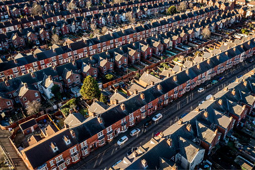 Vista aérea de los tejados de casas adosadas consecutivas en el norte de Inglaterra photo