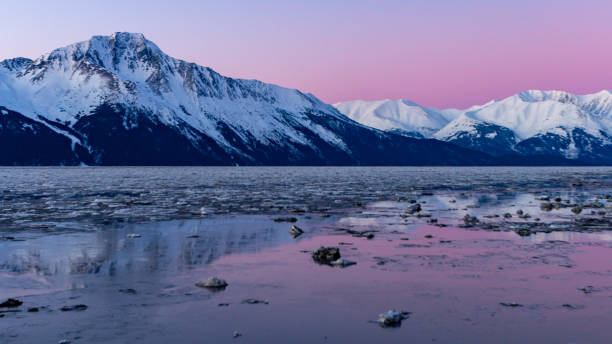 nascer do sol de inverno em turnagain arm perto de girdwood, alasca - girdwood - fotografias e filmes do acervo