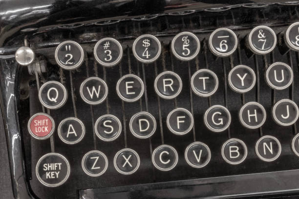伝統的なqwertyキーを示すアンティークタイプライター。テキストメッセージングの前に、人々は文字を書くことによって通信するためにタイプライターを使用していました。 - newspaper typewriter the media obsolete ストックフォトと画像