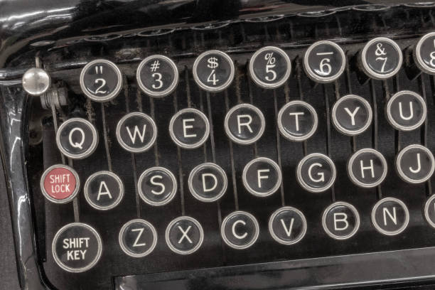 zabytkowa maszyna do pisania z tradycyjnymi kluczami qwerty. przed wysłaniem wiadomości tekstowych ludzie używali maszyn do pisania do pisania listów. - newspaper typewriter the media obsolete zdjęcia i obrazy z banku zdjęć