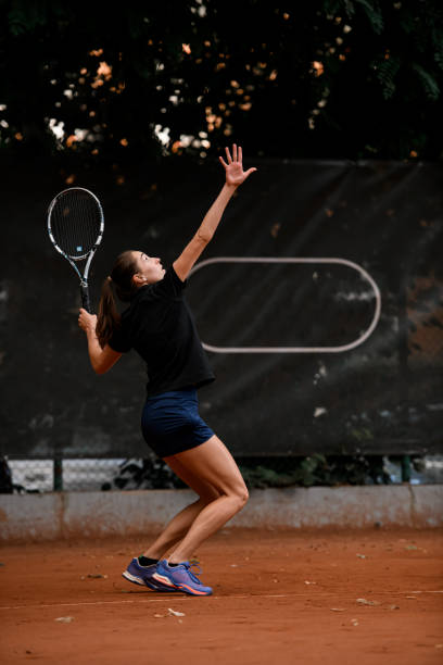 vista de la deportista activa jugadora de tenis con raqueta de tenis en mano haciendo pitch - athlete flying tennis recreational pursuit fotografías e imágenes de stock