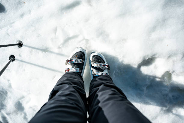 ski boots in the snow - ski resort winter sport apres ski ski slope imagens e fotografias de stock