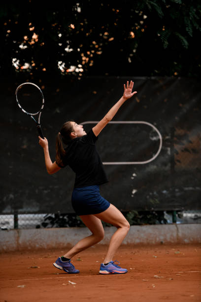 gran vista de la deportista activa jugadora de tenis con raqueta de tenis en mano haciendo pitch - athlete flying tennis recreational pursuit fotografías e imágenes de stock