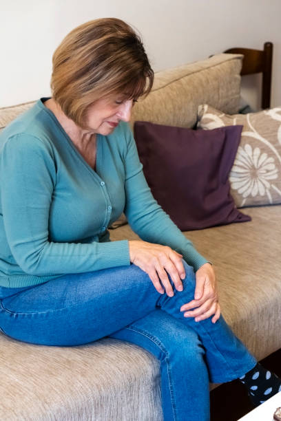 自宅で痛みのある年配の女性 - arthritis senior adult rheumatoid arthritis sadness ストックフォトと画像