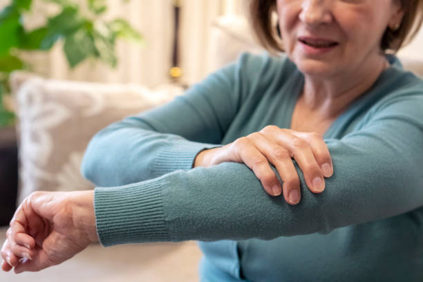 starsza kobieta z bólem w domu - arthritis senior adult rheumatoid arthritis sadness zdjęcia i obrazy z banku zdjęć