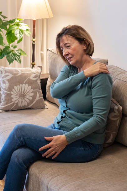 自宅で痛みのある年配の女性 - arthritis senior adult rheumatoid arthritis sadness ストックフォトと画像