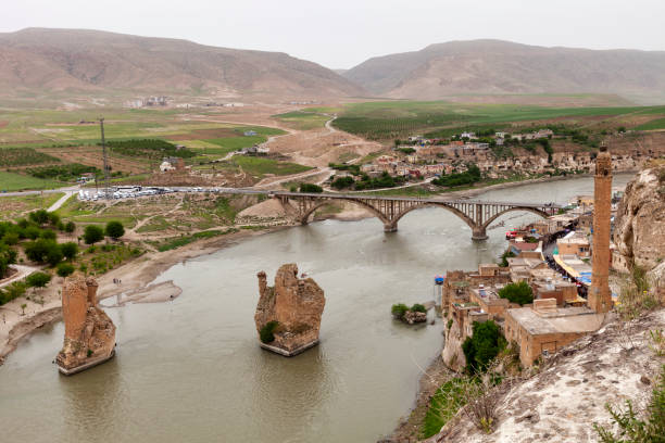 ville ancienne hasankeyf - hasankeyf photos et images de collection