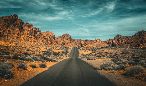 the desert road - asphalt highway desert valley imagens e fotografias de stock