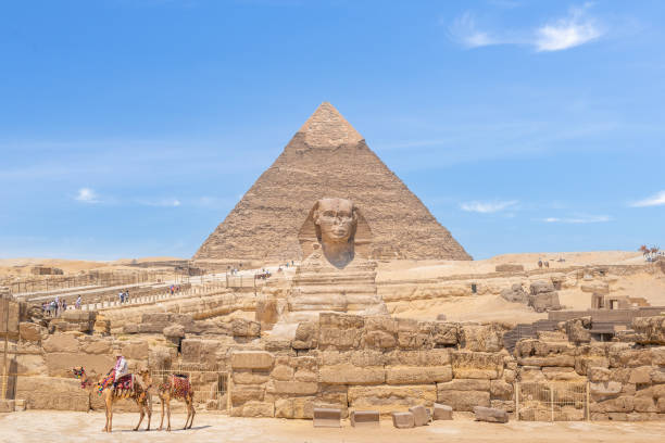 기자와 스핑크스의 피라미드에서 낙타에 앉아 있는 남자, 기자 묘지, 이집트 - egypt pyramid ancient egyptian culture cloud 뉴스 사진 이미지