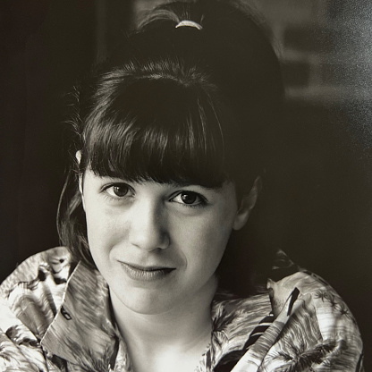 Retrato de adolescente 1990 en blanco y negro Impresión de cuarto oscuro photo
