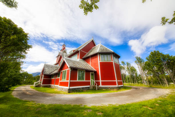 igreja bonita de buksnes em gravdal em lofoten, noruega, construída em estilo de dragão - vestvagoy - fotografias e filmes do acervo