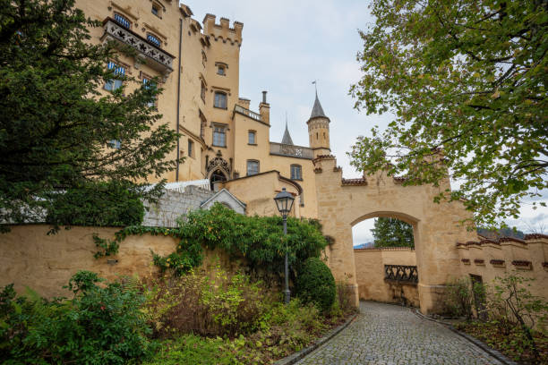 portão do castelo de hohenschwangau perto de fussen - schwangau, baviera, alemanha - hohenschwangau castle - fotografias e filmes do acervo