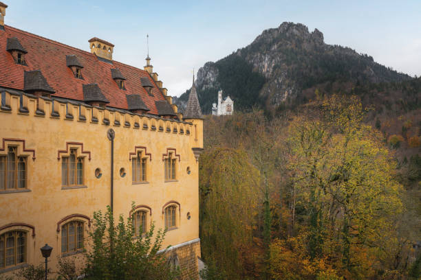 호엔슈반가우 성 전망과 노이슈반슈타인 성 배경 - 슈방가우, 바이에른, 독일 - hohenschwangau castle 뉴스 사진 이미지