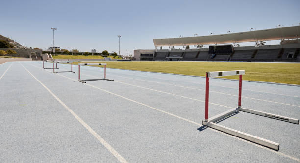 obstáculos de fitness para exercício, bem-estar ou corrida em estádio para abstrato, atleta ou corredor de treino para corrida, maratona ou evento. pista desportiva para uma corrida ou competição ao ar livre, saúde ou treino - hurdle conquering adversity obstacle course nobody - fotografias e filmes do acervo