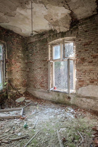 istock Abandoned and abandoned building in ruin 1458297402