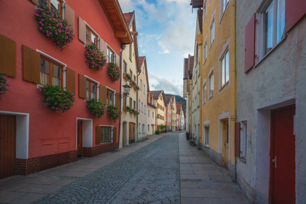 フュッセン旧市街 (アルトシュタット) のカラフルな家 - フュッセン、バイエルン、ドイツ - allgau city bavaria altstadt ストックフォトと画像