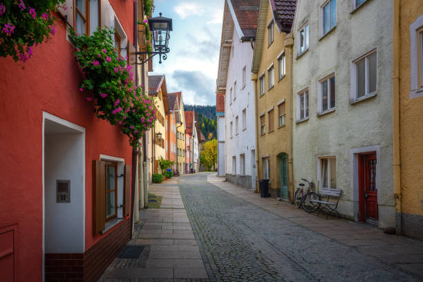 フュッセン旧市街 (アルトシュタット) のカラフルな家 - フュッセン、バイエルン、ドイツ - allgau city bavaria altstadt ストックフォトと画像