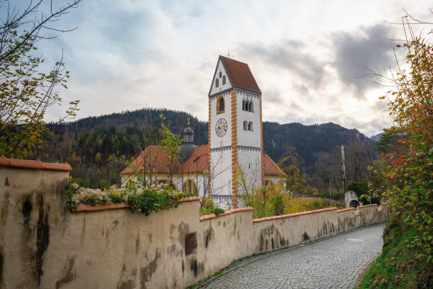 ザンクトマンバシリカタワー - フュッセン、バイエルン、ドイツ - allgau city bavaria altstadt ストックフォトと画像