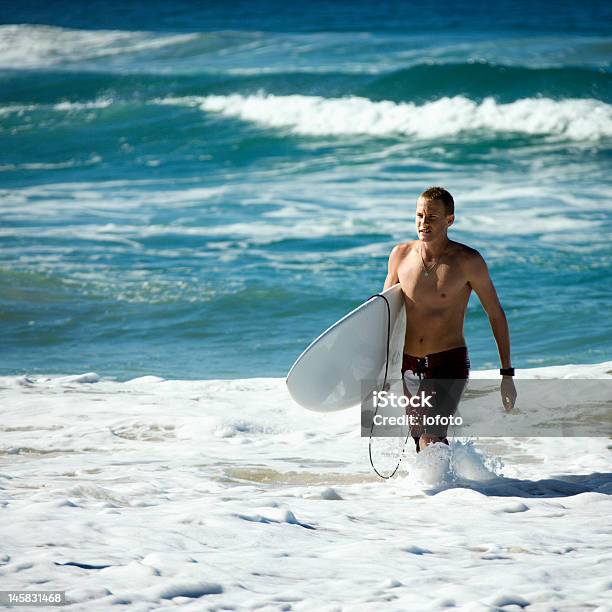 Teen Surfer W Wodzie - zdjęcia stockowe i więcej obrazów Adolescencja - Adolescencja, Australia, Czynność