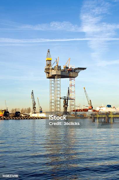 Construcción De Plataforma Petrolífera Foto de stock y más banco de imágenes de Acero - Acero, Agua, Alto - Descripción física