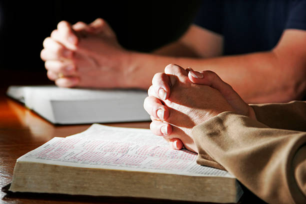 modlitwa ręce & bibles - righteous zdjęcia i obrazy z banku zdjęć