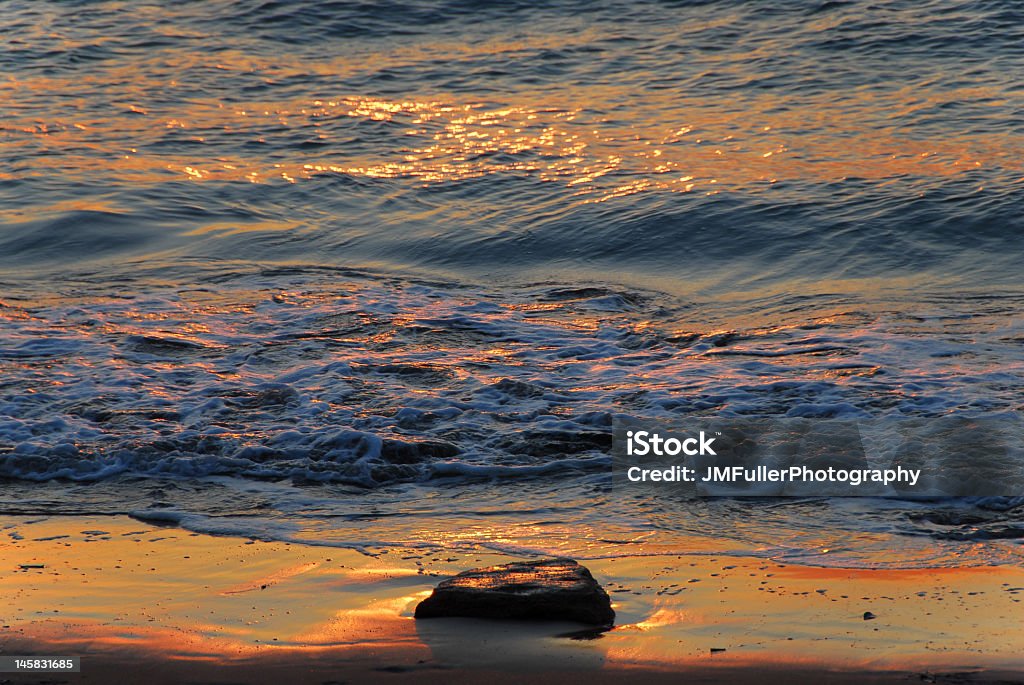 Pôr do sol, refletindo na água. - Foto de stock de Darwin royalty-free