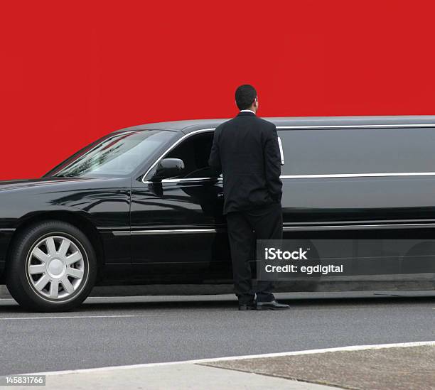 Foto de Motorista Espera Por Passageiro e mais fotos de stock de Limousine - Limousine, Cor Preta, Motorista - Ocupação