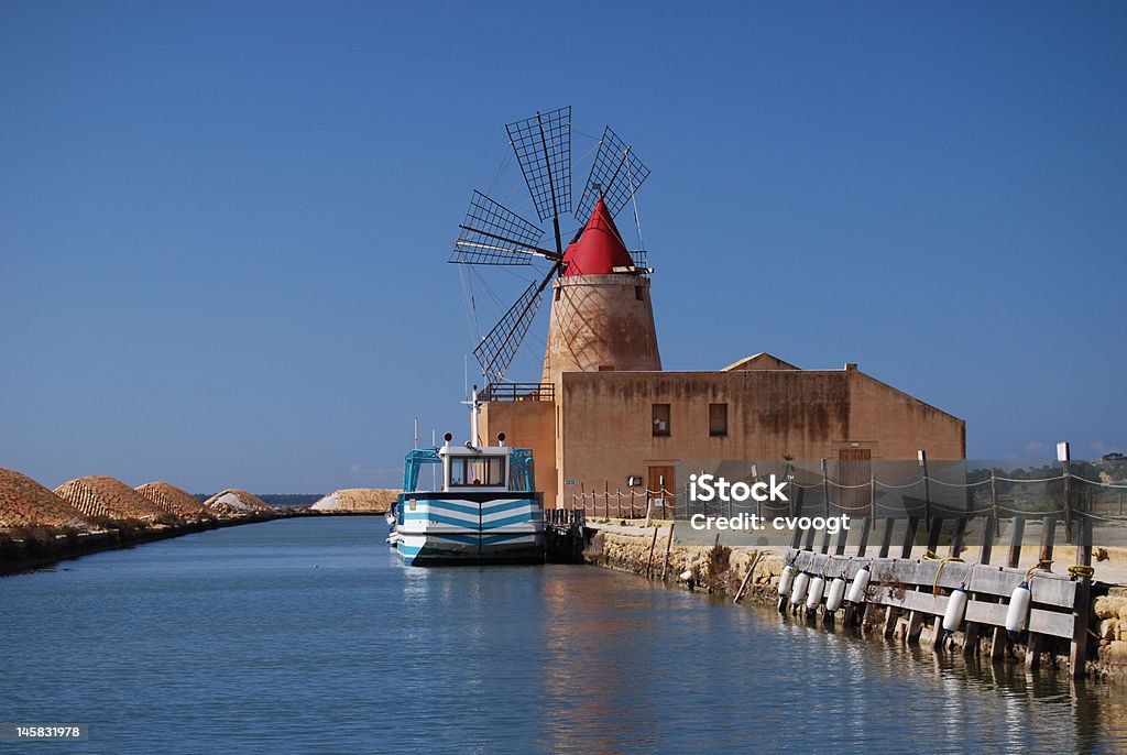 Sal mill cerca de Trapani, Sicilia - Foto de stock de Marsala libre de derechos