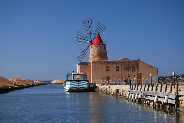 salt mill près de trapani, la sicile - trapani photos et images de collection