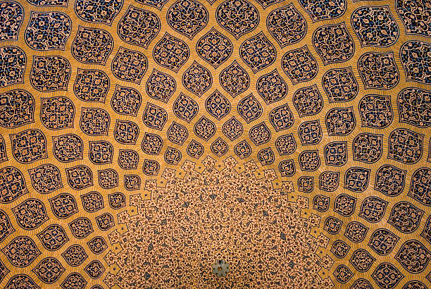 dôme de la mosquée, des ornements orientaux d'isfahan, iran - ancient religion photos et images de collection