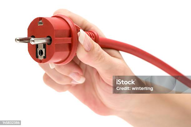 Trzyma Czerwony Korek - zdjęcia stockowe i więcej obrazów Wtyczka elektryczna - Wtyczka elektryczna, Ciągnąć, Białe tło