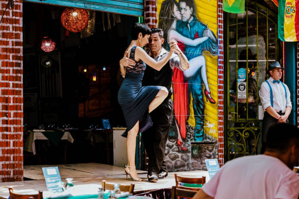 tancerze tanga występujący na scenie restauracyjnej wzdłuż ulic dzielnicy caminito w buenos aires w argentynie - la boca zdjęcia i obrazy z banku zdjęć