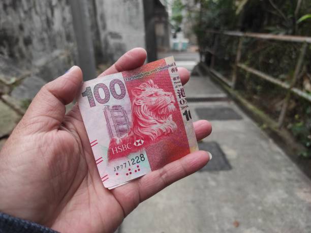 nota de 100 dólares de hong kong na mão humana - hongkong dollar - fotografias e filmes do acervo