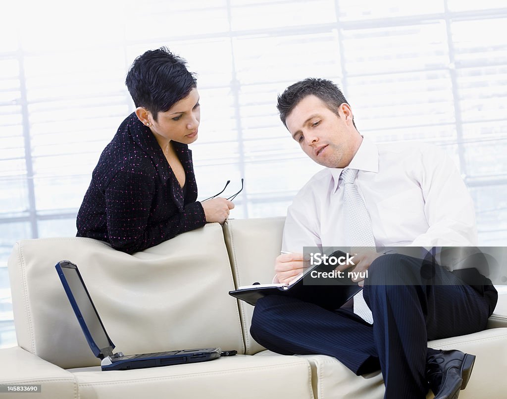 Los empresarios hablando - Foto de stock de 25-29 años libre de derechos