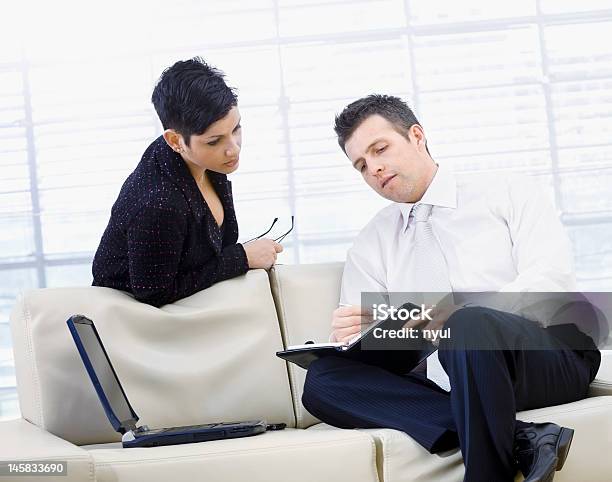 Los Empresarios Hablando Foto de stock y más banco de imágenes de 25-29 años - 25-29 años, 35-39 años, Adulto