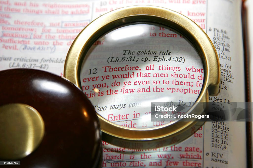 Bíblia com lupa - Foto de stock de Carta - Documento royalty-free