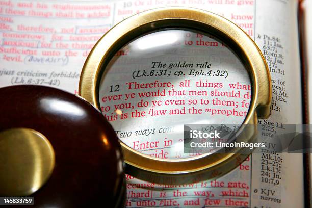 Foto de Bíblia Com Lupa e mais fotos de stock de Carta - Documento - Carta - Documento, Bíblia, Vermelho