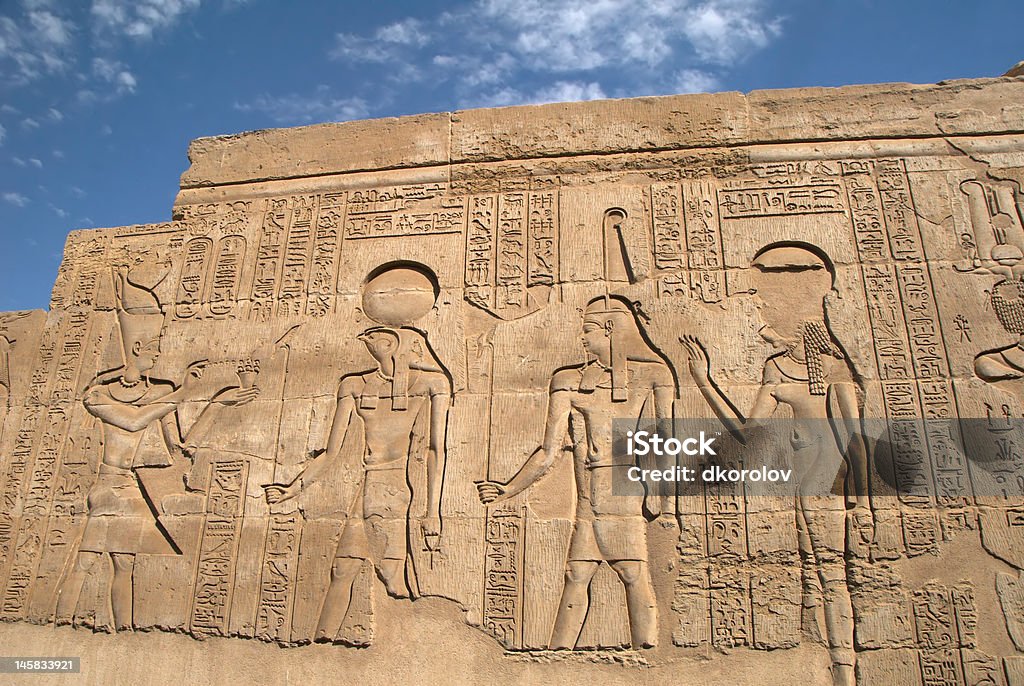 Antico Egitto bas-relief su parete - Foto stock royalty-free di Kom Ombo