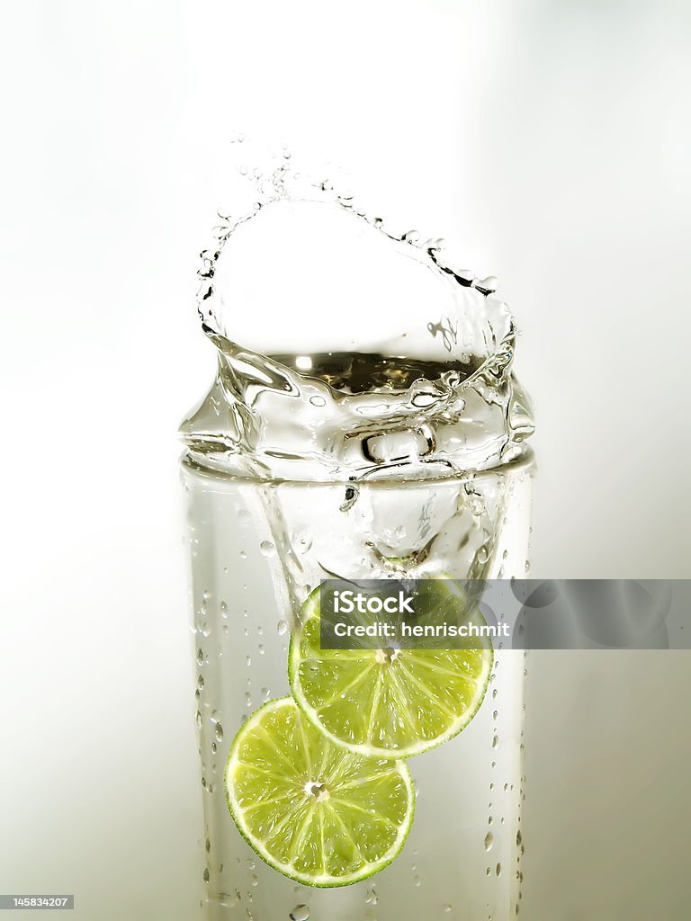 Fatias de limão em água - Foto de stock de Alimentação Saudável royalty-free