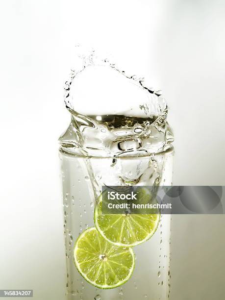 Foto de Fatias De Limão Em Água e mais fotos de stock de Alimentação Saudável - Alimentação Saudável, Beber, Bebida