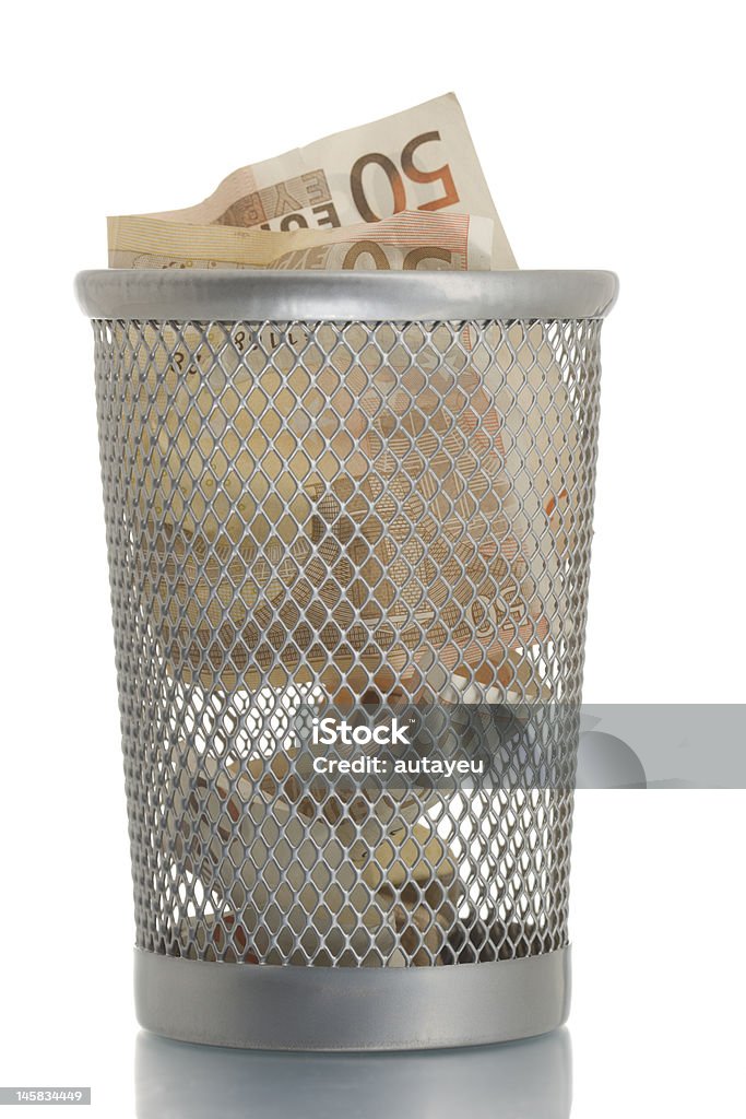 Cesto de lixo com malha de Cinquenta Euros - Foto de stock de Símbolo do Euro royalty-free