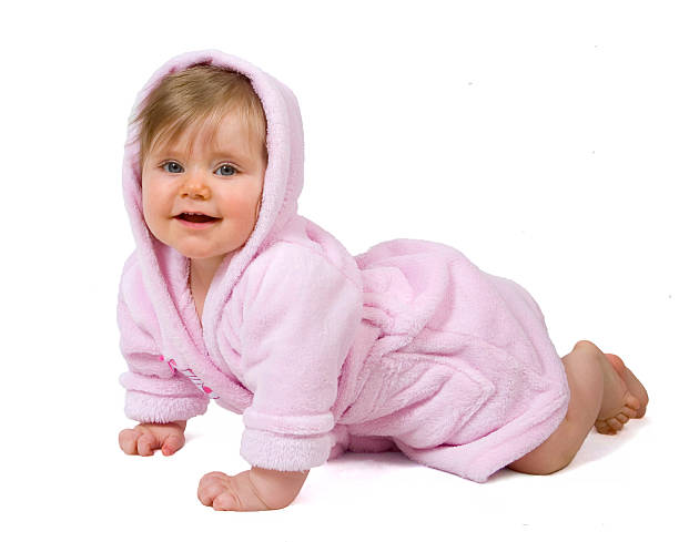 Lächeln baby Mädchen in Rosa Bademantel Krabbeln, isoliert auf weiss – Foto