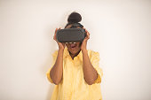 junge-schwarze-frau-mit-virtual-reality-brillenerfahrung.jpg?b=1&s=170x170&k=20&c=6Umqa3GYMw9y7PtjiEnR4EFHgkvTixjha-cVXUTzMJY=
