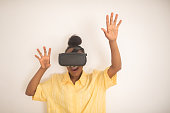 junge-schwarze-frau-mit-virtual-reality-brillenerfahrung.jpg?b=1&s=170x170&k=20&c=RwbHxBICL0TpKUpbX5vOp7QkvFS70_pLr2bBZAO-vCI=