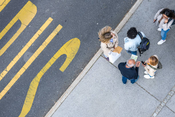 les gens attendent le bus au parking des transports en commun, vue de dessus - traffic car street parking photos et images de collection