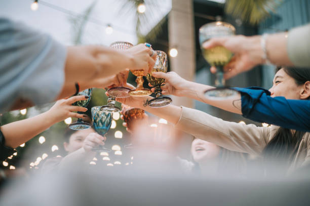 primo piano celebrazione degli amici cinesi asiatici brindare pranzo all'aperto - happy hour foto e immagini stock