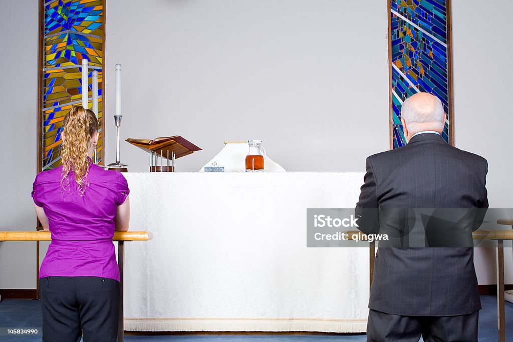 2 つの白人の人々ひざまずく聖餐で教会のナビゲーション中 - ひざまずくのロイヤリティフリーストックフォト